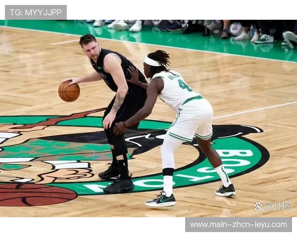 东契奇被重点照顾早早两犯！独木难支的窘境又来了